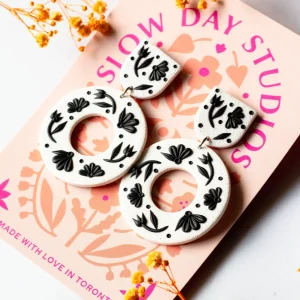 SLOW DAY STUDIOS Boucles d'oreilles Couronne Florale - Noir et Blanc