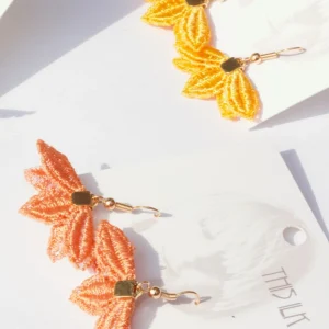 THIS ILK Boucles d'Oreilles Petalum Courte