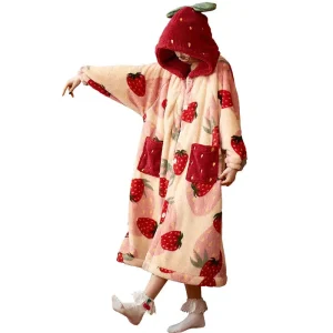 Pyjama d’hiver polaire à capuche motif fraise – robe et pantalon